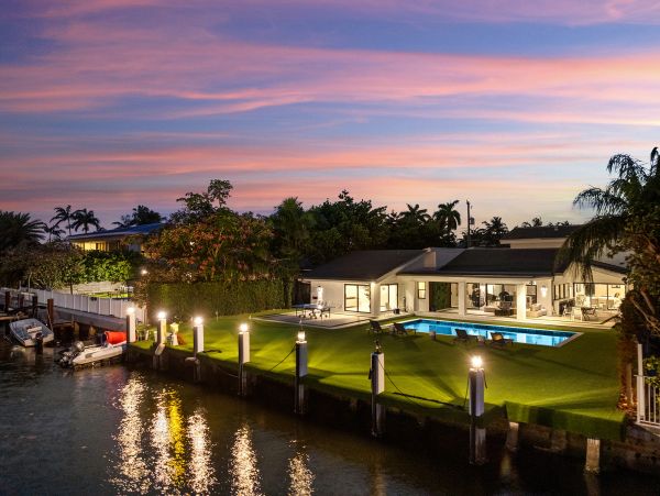 Hallandale Beach Vacation Rental – 5-Bedroom Luxury Waterfront Home with Pool & Dock