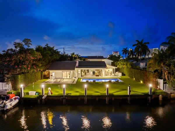 Hallandale Beach Vacation Rental – 5-Bedroom Luxury Waterfront Home with Pool & Dock