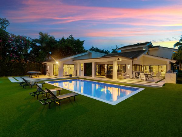 Hallandale Beach Vacation Rental – 5-Bedroom Luxury Waterfront Home with Pool & Dock