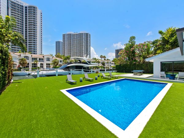 Hallandale Beach Vacation Rental – 5-Bedroom Luxury Waterfront Home with Pool & Dock