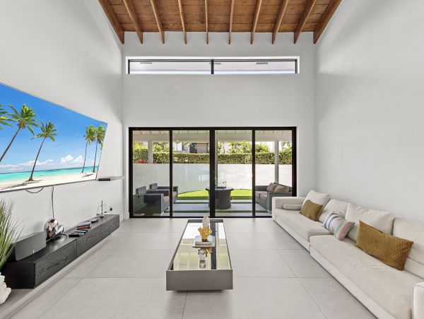 Hallandale Beach Vacation Rental – 5-Bedroom Luxury Waterfront Home with Pool & Dock