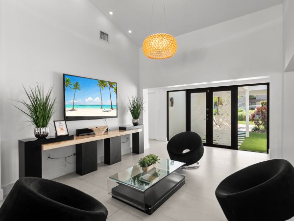 Hallandale Beach Vacation Rental – 5-Bedroom Luxury Waterfront Home with Pool & Dock