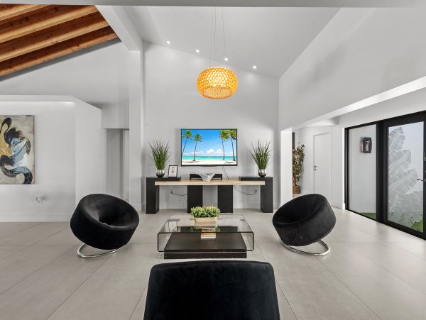Hallandale Beach Vacation Rental – 5-Bedroom Luxury Waterfront Home with Pool & Dock