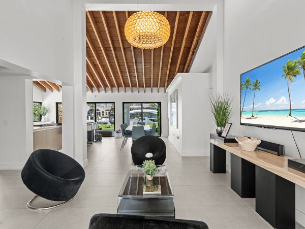 Hallandale Beach Vacation Rental – 5-Bedroom Luxury Waterfront Home with Pool & Dock