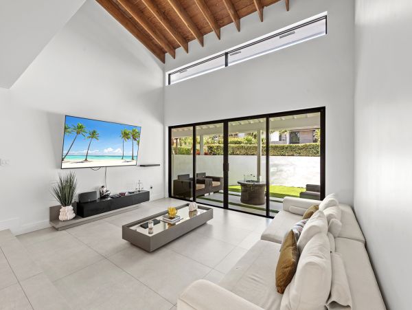 Hallandale Beach Vacation Rental – 5-Bedroom Luxury Waterfront Home with Pool & Dock