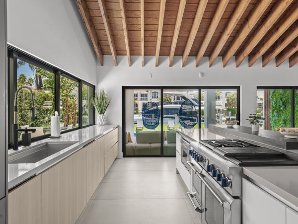 Hallandale Beach Vacation Rental – 5-Bedroom Luxury Waterfront Home with Pool & Dock