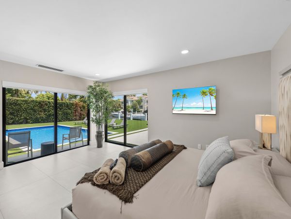 Hallandale Beach Vacation Rental – 5-Bedroom Luxury Waterfront Home with Pool & Dock