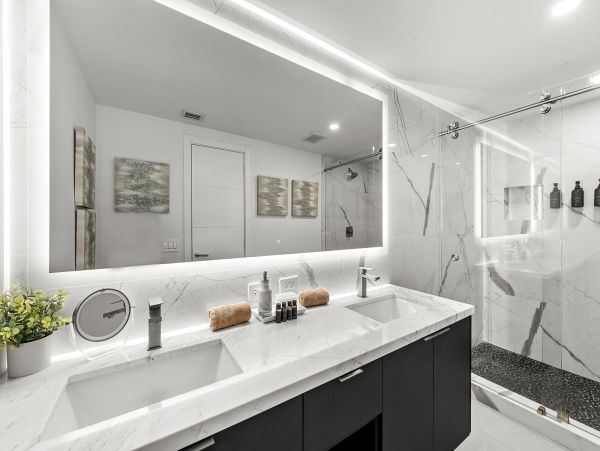 Hallandale Beach Vacation Rental – 5-Bedroom Luxury Waterfront Home with Pool & Dock