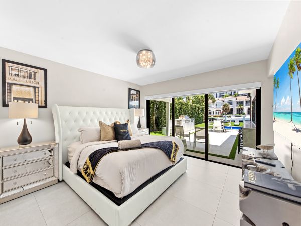 Hallandale Beach Vacation Rental – 5-Bedroom Luxury Waterfront Home with Pool & Dock
