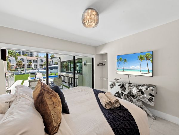 Hallandale Beach Vacation Rental – 5-Bedroom Luxury Waterfront Home with Pool & Dock