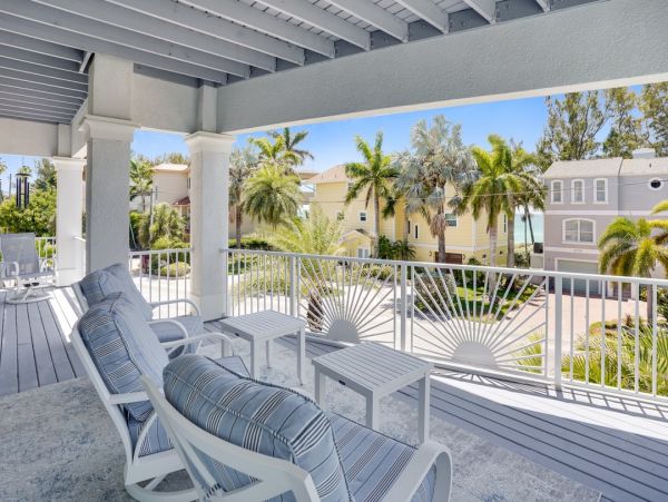 Luxury Beach House Four Bedroom in Treasure Island - Perfect Getaway