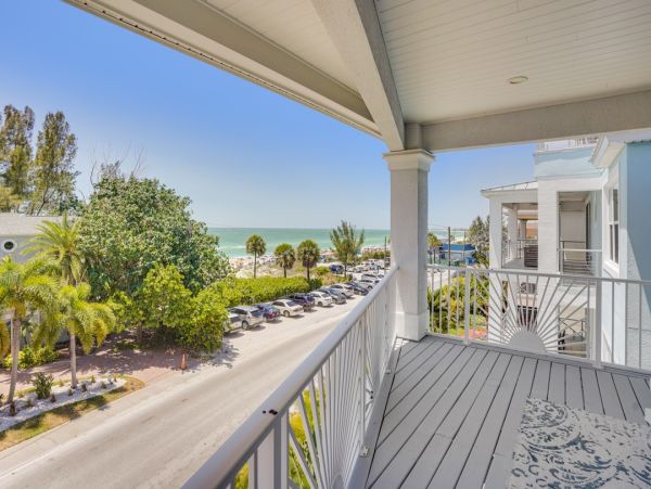 Luxury Beach House Four Bedroom in Treasure Island - Perfect Getaway