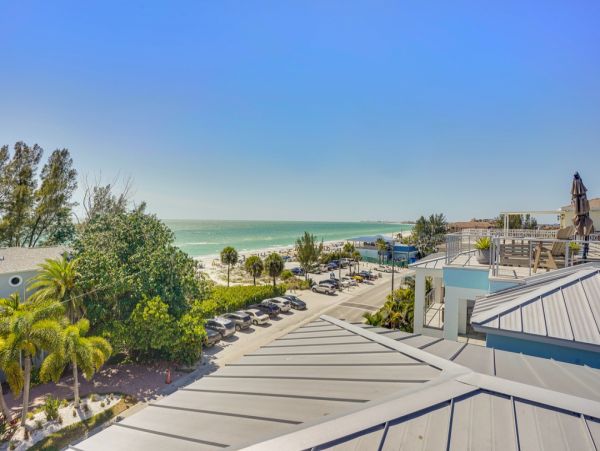 Luxury Beach House Four Bedroom in Treasure Island - Perfect Getaway