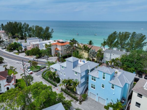 Luxury Beach House Four Bedroom in Treasure Island - Perfect Getaway