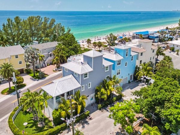 Luxury Beach House Four Bedroom in Treasure Island - Perfect Getaway