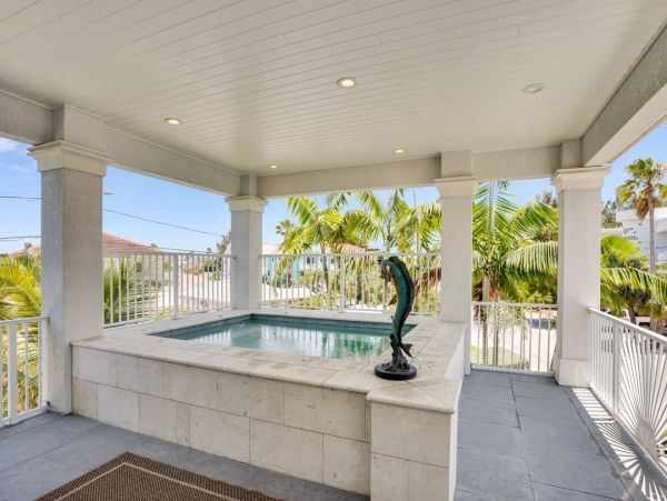 Luxury Beach House Four Bedroom in Treasure Island - Perfect Getaway