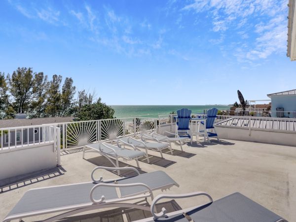 Luxury Beach House Four Bedroom in Treasure Island - Perfect Getaway