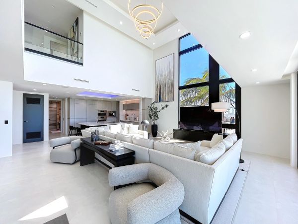 Luxury Sunset Beach Oceanfront Vacation Rental 6-Bedroom Beachfront Home with Pool & Spa