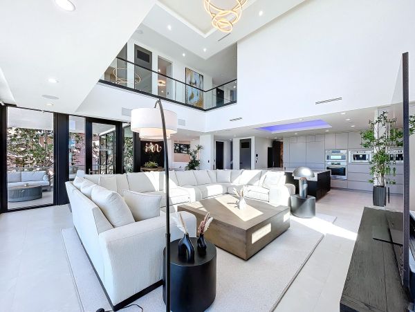 Luxury Sunset Beach Oceanfront Vacation Rental 6-Bedroom Beachfront Home with Pool & Spa