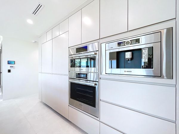 Luxury Sunset Beach Oceanfront Vacation Rental 6-Bedroom Beachfront Home with Pool & Spa