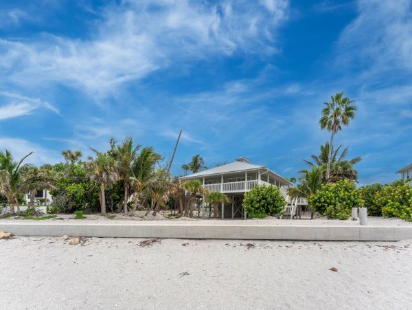 Beachfront Home on Manasota Key - Your Dream Getaway