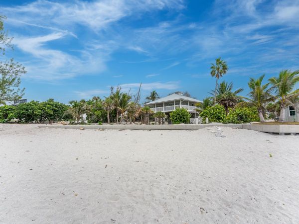 Beachfront Home on Manasota Key - Your Dream Getaway