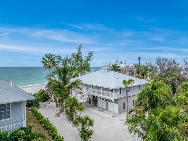 Beachfront Home on Manasota Key - Your Dream Getaway