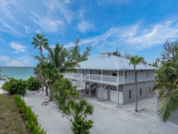 Beachfront Home on Manasota Key - Your Dream Getaway