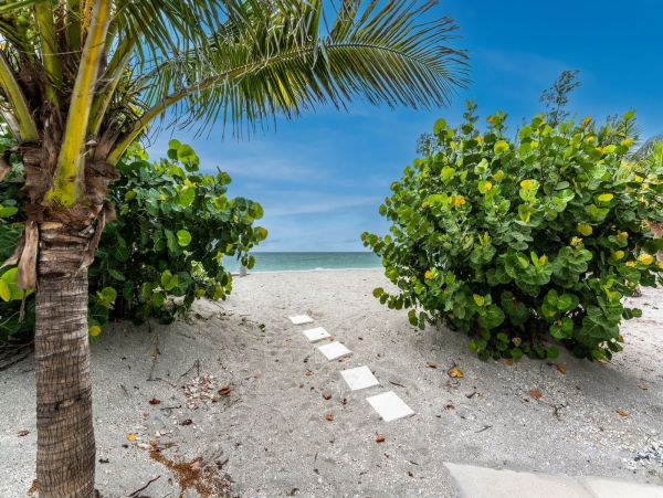 Beachfront Home on Manasota Key - Your Dream Getaway