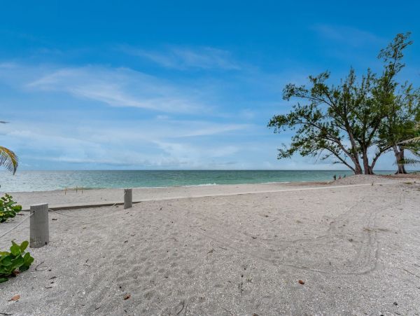Beachfront Home on Manasota Key - Your Dream Getaway