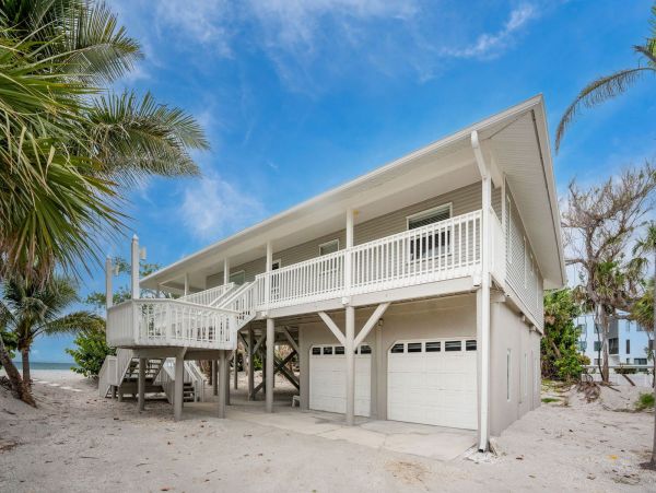 Beachfront Home on Manasota Key - Your Dream Getaway