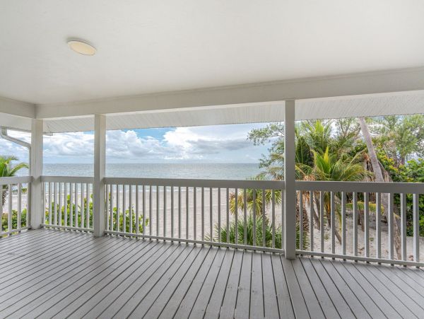Beachfront Home on Manasota Key - Your Dream Getaway