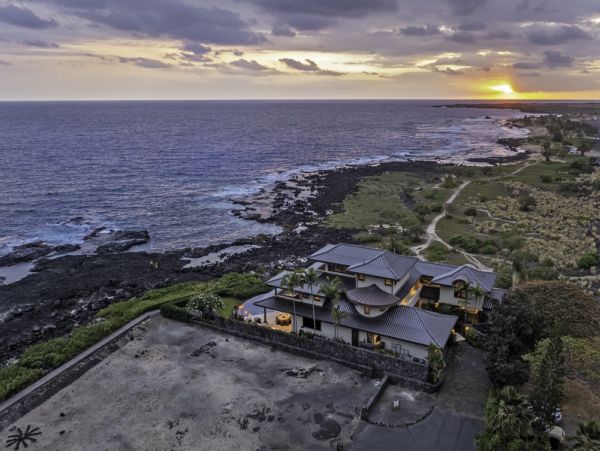 Kailua-Kona Oceanfront Vacation Rental - Luxury Hawaii Estate with Infinity Pool