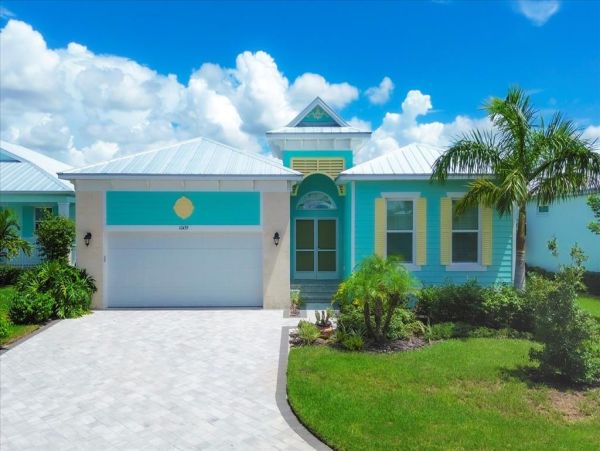 Exquisite Florida Courtyard Pool Home with Guest Quarters
