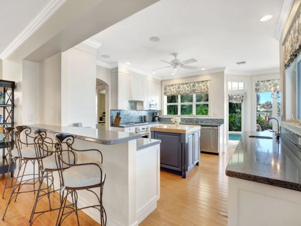 Your Perfect Getaway - Luxurious Waterfront Villa Three Bedroom with Private Pool