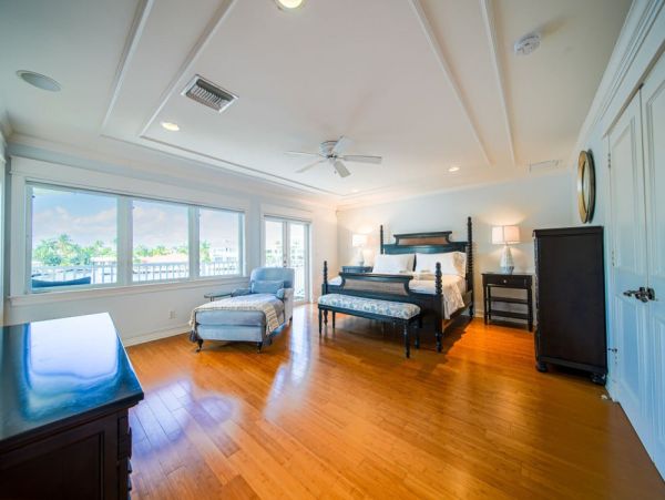 Your Perfect Getaway - Luxurious Waterfront Villa Three Bedroom with Private Pool