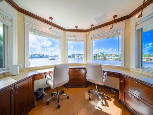 Your Perfect Getaway - Luxurious Waterfront Villa Three Bedroom with Private Pool
