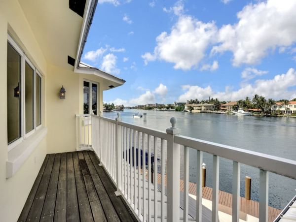 Your Perfect Getaway - Luxurious Waterfront Villa Three Bedroom with Private Pool