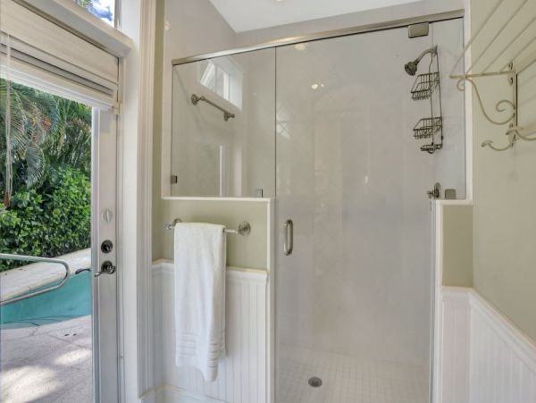 Your Perfect Getaway - Luxurious Waterfront Villa Three Bedroom with Private Pool