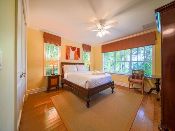 Your Perfect Getaway - Luxurious Waterfront Villa Three Bedroom with Private Pool