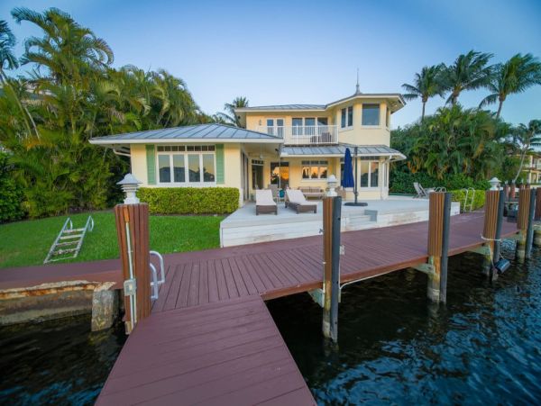 Your Perfect Getaway - Luxurious Waterfront Villa Three Bedroom with Private Pool