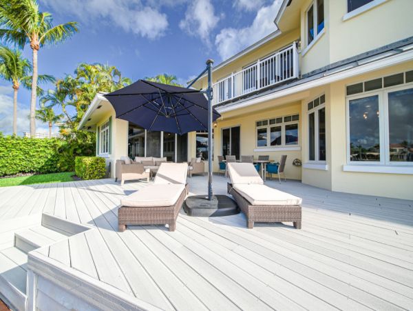 Your Perfect Getaway - Luxurious Waterfront Villa Three Bedroom with Private Pool