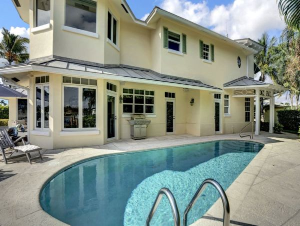Your Perfect Getaway - Luxurious Waterfront Villa Three Bedroom with Private Pool