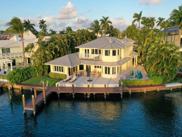 Your Perfect Getaway - Luxurious Waterfront Villa Three Bedroom with Private Pool