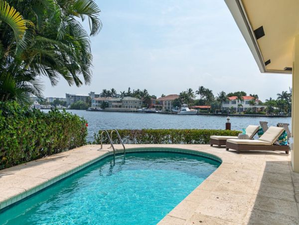 Your Perfect Getaway - Luxurious Waterfront Villa Three Bedroom with Private Pool