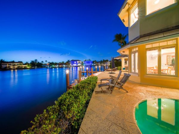 Your Perfect Getaway - Luxurious Waterfront Villa Three Bedroom with Private Pool