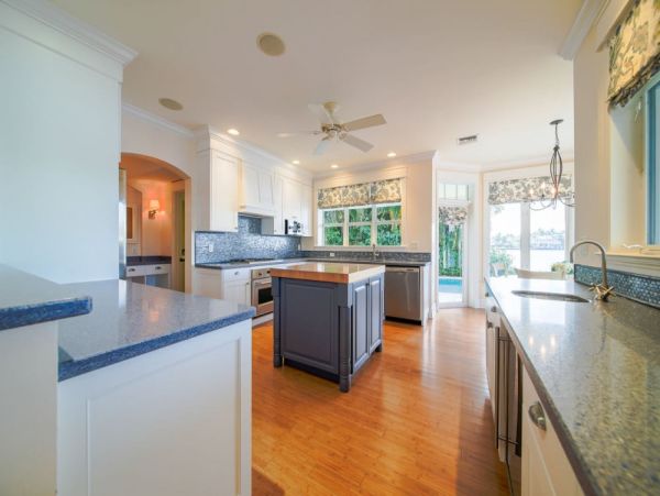 Your Perfect Getaway - Luxurious Waterfront Villa Three Bedroom with Private Pool