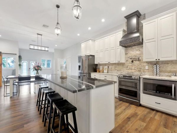 Luxurious 5-Bedroom Resort-Style Retreat in St. Petersburg Near Gulf Coast Beaches