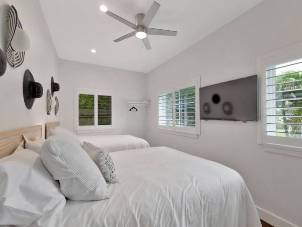 Luxurious 5-Bedroom Resort-Style Retreat in St. Petersburg Near Gulf Coast Beaches