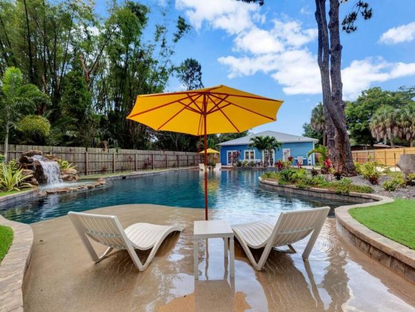 Luxurious 5-Bedroom Resort-Style Retreat in St. Petersburg Near Gulf Coast Beaches
